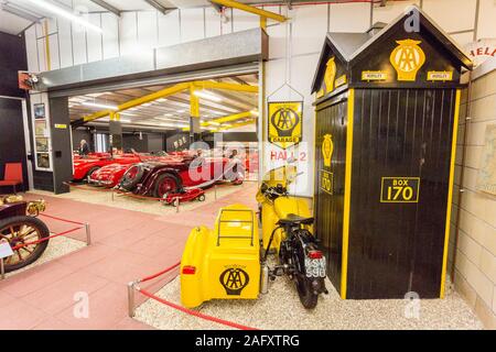 Ein AA-Motorrad und Seitenwagen außerhalb einer echten AA am Straßenrand Box 170 in der Haynes International Motor Museum, Sparkford, Somerset, Großbritannien Stockfoto