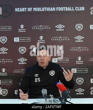 Oriam Sport Performance Center, Riccarton, Edinburgh, Schottland, Großbritannien. 17 Dez, 2019. Herzen Manager Daniel Stendel Medien Konferenz vor der Bundesliga vs Celtic. Quelle: Eric mccowat/Alamy leben Nachrichten Stockfoto