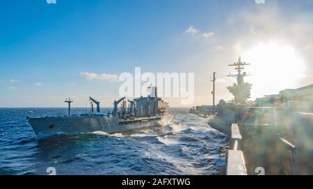 191215-N-LK 322-1232 PAZIFISCHEN OZEAN (31. 15, 2019) Das Militär Sealift Command flotte Auffüllung öler USNS Yukon (T-AO 202) zieht Neben dem Flugzeugträger USS Theodore Roosevelt (CVN 71) während einer Auffüllung-auf-see Dez. 15, 2019. Theodore Roosevelt unterwegs ist die Durchführung von routinemäßigen Schulung im östlichen Pazifik. (U.S. Marine Foto von Airman K. Schwartz) Stockfoto