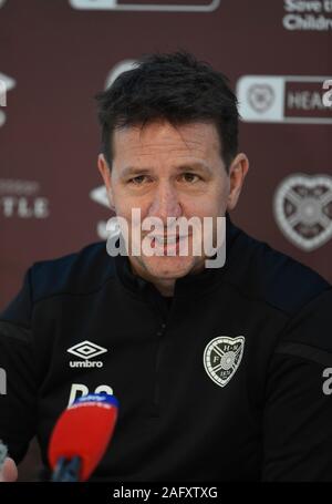 Oriam Sport Performance Center, Riccarton, Edinburgh, Schottland, Großbritannien. 17 Dez, 2019. Herzen Manager Daniel Stendel Medien Konferenz vor der Bundesliga vs Celtic. Quelle: Eric mccowat/Alamy leben Nachrichten Stockfoto