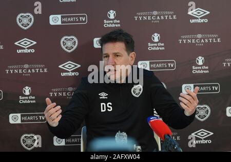 Oriam Sport Performance Center, Riccarton, Edinburgh, Schottland, Großbritannien. 17 Dez, 2019. Herzen Manager Daniel Stendel Medien Konferenz vor der Bundesliga vs Celtic. Quelle: Eric mccowat/Alamy leben Nachrichten Stockfoto