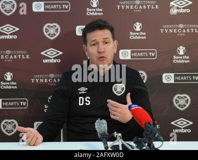 Oriam Sport Performance Center, Riccarton, Edinburgh, Schottland, Großbritannien. 17 Dez, 2019. Herzen Manager Daniel Stendel Medien Konferenz vor der Bundesliga vs Celtic. Quelle: Eric mccowat/Alamy leben Nachrichten Stockfoto