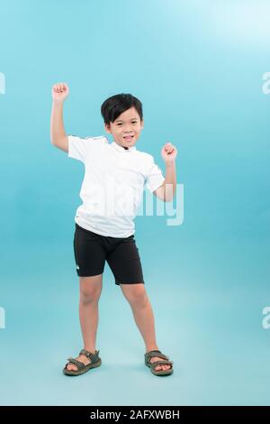 Freudige junge Spaß springen und schwenkte seine Arme. Auf weissem Hintergrund. Stockfoto