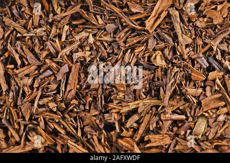 Blick von oben auf die getrocknete "Hojicha' Tee Blätter, ein rötliches Braun gerösteten Japanischen Tee aus gemeinsamen 'Bancha Tee gemacht Stockfoto