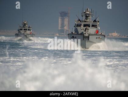 191202-N-JO 908-1073 MANAMA, Bahrain (31. 2, 2019) Mark VI Patrouillenboote, Commander, Task Force 56 zugeordnet, an einer hohen Wert Asset (HVA) escort Transit von der Nimitz-Klasse Flugzeugträger USS Abraham Lincoln (CVN 72) nach einem Besuch in Manama, Bahrain, Dez. 2. Dieses Ereignis zeigt eine von vielen Kernkompetenzen, die die Küsten Riverine Kraft in der Unterstützung von 5 Fleet Operations bietet. Commander, Task Force 56 ist verantwortlich für die Planung und Durchführung von Auslandseinsätzen Missionen - einschließlich der Küsten Riverine operations - in den USA 5 Flotte Bereich der Operationen. (U.S. Marine p Stockfoto