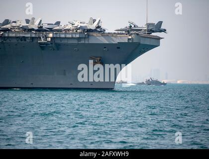 191202-N-JO 908-1175 MANAMA, Bahrain (31. 2, 2019) ein Mark VI Patrouillenboot Commander, Task Force 56 zugeordnet beteiligt sich an einem hohen Wert Asset (HVA) escort Transit von der Nimitz-Klasse Flugzeugträger USS Abraham Lincoln (CVN 72) nach einem Besuch in Manama, Bahrain, Dez. 2. Dieses Ereignis zeigt eine von vielen Kernkompetenzen, die die Küsten Riverine Kraft in der Unterstützung von 5 Fleet Operations bietet. Commander, Task Force 56 ist verantwortlich für die Planung und Durchführung von Auslandseinsätzen Missionen - einschließlich der Küsten Riverine operations - in den USA 5 Flotte Bereich der Operationen. (U.S. Marine Stockfoto