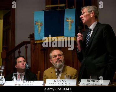 Saltoun Kirk, East Lothian, Schottland, UK General Election 2019 Wahlen zum Abgeordneten: Craig Hoy, Kandidat der konservativen und unionistischen Partei Schottlands, David Sisson, Kandidat der UKIP, und Kenny MacAskill, Kandidat der Scottish National Party (SNP) Stockfoto