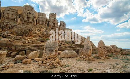 Panoramablick auf einige der Statuen in der Nähe der Gipfel des Nemrut Dagi. König Antiochos I Theos von Kommagene auf dem Berg ein Grab - Heiligtum gebaut. Türkei Stockfoto