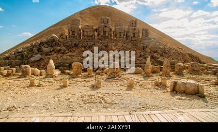 Panoramablick auf einige der Statuen in der Nähe der Gipfel des Nemrut Dagi. König Antiochos I Theos von Kommagene auf dem Berg ein Grab - Heiligtum gebaut. Türkei Stockfoto