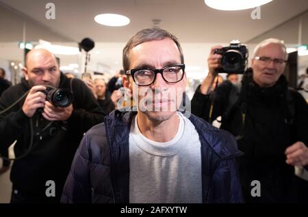 17 Dezember 2019, Hessen, Frankfurt/Main: Jens Söring wird von seinen Anhängern nach seiner Ankunft empfangen werden. Nach mehr als drei Jahrzehnten im Gefängnis, Sohn des Diplomaten kommt am Flughafen. Der 53-Jährige wurde in den USA von der Ermordung der Eltern seiner Freundin überführt und wurde erst vor wenigen Wochen begnadigt. Söring selbst hatte wiederholt bekräftigt seine Unschuld. Foto: Boris Roessler/dpa Stockfoto