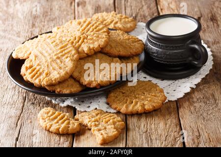 Peanut butter Rezept Cookies serviert mit Milch close-up auf dem Tisch. Horizontale Stockfoto