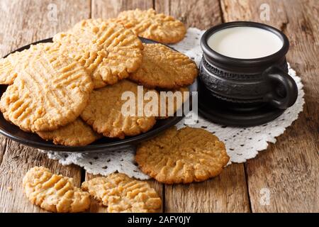 Frühstück von Erdnuss Butter cookies mit Milch close-up auf dem Tisch. Horizontale Stockfoto