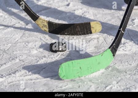 Close-up mit dem Puck während des Spiels Stockfoto