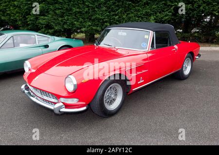 Drei Viertel der Vorderansicht eines Roten, 1965 Ferrari 275 GTS Spyder auf Anzeige in der Ferrari Owners Club der GB-Zone, bei der Silverstone Classic 2019 Stockfoto