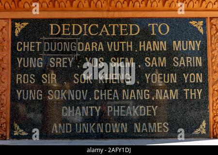 Ein Stupa memorializes Mord Opfer einer Granate Angriff 1997 auf eine Opposition Rallye 1997 in Watum Botum Park in Phnom Penh, Kambodscha. Stockfoto