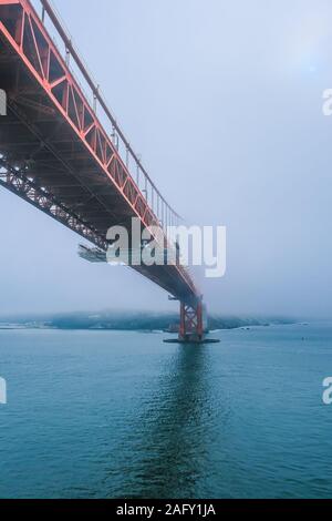 Golden Gate Bridge im Nebel Bay Stockfoto