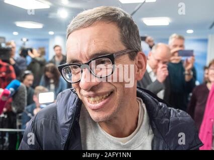 17 Dezember 2019, Hessen, Frankfurt/Main: Jens Söring wird von seinen Anhängern nach seiner Ankunft empfangen werden. Nach mehr als drei Jahrzehnten im Gefängnis, Sohn des Diplomaten kommt am Flughafen. Der 53-Jährige wurde in den USA von der Ermordung der Eltern seiner Freundin überführt und wurde erst vor wenigen Wochen begnadigt. Söring selbst hatte wiederholt bekräftigt seine Unschuld. Foto: Boris Roessler/dpa Stockfoto