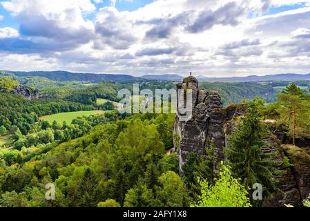Bastei Felsen in der Sächsischen Schweiz, schöne Landschaft rund um die Ruine der Felsenburg Neurathen, Elbsandsteingebirge in der Sächsischen Schweiz, Deutschland Stockfoto