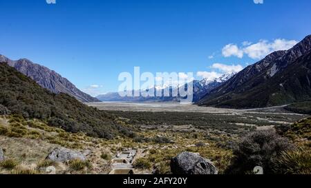 Gletscher mit Blick auf den See und Hintergrund der schneebedeckten Mount Cook an einem sonnigen Tag. Stockfoto