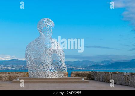 Antibes Frankreich 6 Dec 2019 Le Nomade Skulptur vom spanischen Künstler Jaume Plensa im Hintergrund der klaren blauen Himmel und verschneite Berge Stockfoto