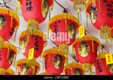 Taipei, Taiwan - 7. September 2018: rote Papier Laternen mit den Sprüchen des chinesischen Weisen unter einem Tempel Decke hängen Stockfoto