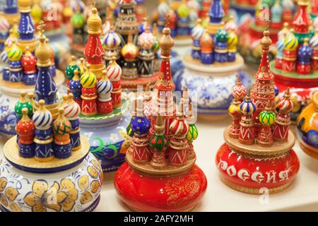 St. Petersburg, Russland - 18. Februar 2018: Zusammenstellung der bunten hölzernen Särgen, Russische Souvenirs in einem Geschäft Stockfoto