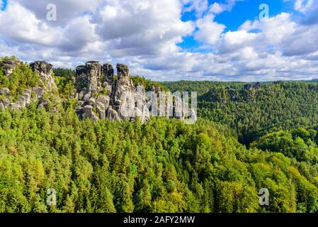 Bastei Felsen in der Sächsischen Schweiz, schöne Landschaft rund um die Ruine der Felsenburg Neurathen, Elbsandsteingebirge in der Sächsischen Schweiz, Deutschland Stockfoto