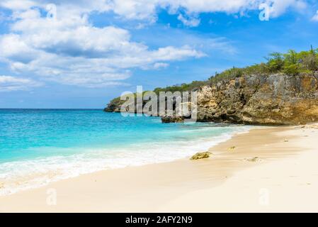 Kleine Knip-Paradise White Sand Beach mit blauem Himmel und kristallklarem Wasser in Curacao, Niederländische Antillen, Karibik tropische Insel Stockfoto