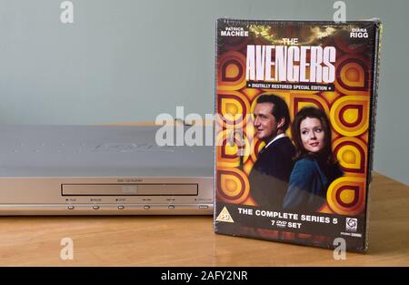 Die Rächer der britischen TV-Serie 5 DVD Box Set starring Patrick Macnee und Diana Rigg mit DVD-Player, Großbritannien Stockfoto