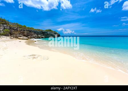 Kleine Knip-Paradise White Sand Beach mit blauem Himmel und kristallklarem Wasser in Curacao, Niederländische Antillen, Karibik tropische Insel Stockfoto