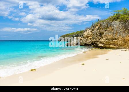 Kleine Knip-Paradise White Sand Beach mit blauem Himmel und kristallklarem Wasser in Curacao, Niederländische Antillen, Karibik tropische Insel Stockfoto