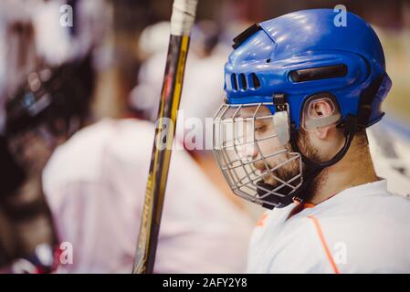 Hockey Spieler sitzen auf der Bank im Stadion Stockfoto