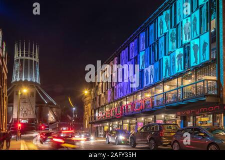 Liverpool Metropolitan Cathedral und Everyman Theatre auf der Hope Street bei Nacht. Stockfoto