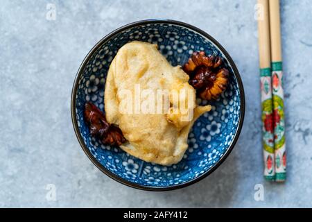 Asiatische chinesische Dessert Krepp umwickelt mit Banane und Nussbaum. Traditionelle organische Dessert. Stockfoto