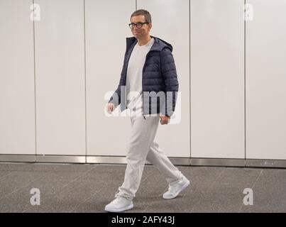 17 Dezember 2019, Hessen, Frankfurt/Main: Nach mehr als drei Jahrzehnten im Gefängnis, Jens Söring kommt am Flughafen. Der 53-Jährige wurde in den USA von der Ermordung der Eltern seiner Freundin überführt und wurde erst vor wenigen Wochen begnadigt. Söring selbst hatte wiederholt bekräftigt seine Unschuld. Foto: Boris Roessler/dpa Stockfoto
