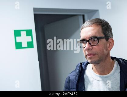 17 Dezember 2019, Hessen, Frankfurt/Main: Jens Söring ist auf einer Pressekonferenz. Nach mehr als drei Jahrzehnten im Gefängnis, Sohn des Diplomaten kommt am Flughafen. Der 53-Jährige wurde in den USA von der Ermordung der Eltern seiner Freundin überführt und wurde erst vor wenigen Wochen begnadigt. Söring selbst hatte wiederholt bekräftigt seine Unschuld. Foto: Andreas Arnold/dpa Stockfoto