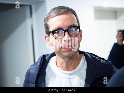 17 Dezember 2019, Hessen, Frankfurt/Main: Jens Söring ist auf einer Pressekonferenz. Nach mehr als drei Jahrzehnten im Gefängnis, Sohn des Diplomaten kommt am Flughafen. Der 53-Jährige wurde in den USA von der Ermordung der Eltern seiner Freundin überführt und wurde erst vor wenigen Wochen begnadigt. Söring selbst hatte wiederholt bekräftigt seine Unschuld. Foto: Andreas Arnold/dpa Stockfoto