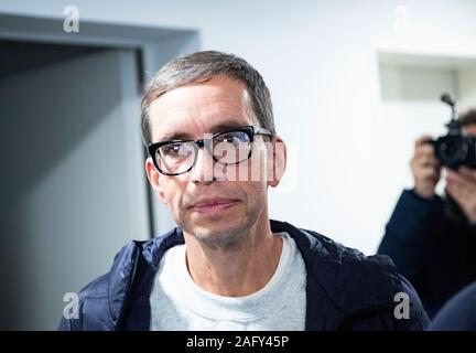 17 Dezember 2019, Hessen, Frankfurt/Main: Jens Söring ist auf einer Pressekonferenz. Nach mehr als drei Jahrzehnten im Gefängnis, Sohn des Diplomaten kommt am Flughafen. Der 53-Jährige wurde in den USA von der Ermordung der Eltern seiner Freundin überführt und wurde erst vor wenigen Wochen begnadigt. Söring selbst hatte wiederholt bekräftigt seine Unschuld. Foto: Andreas Arnold/dpa Stockfoto