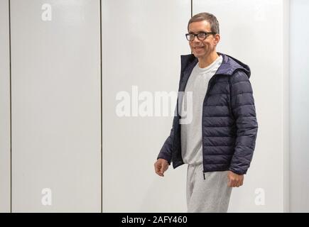 17 Dezember 2019, Hessen, Frankfurt/Main: Nach mehr als drei Jahrzehnten im Gefängnis, Jens Söring kommt am Flughafen. Der 53-Jährige wurde in den USA von der Ermordung der Eltern seiner Freundin überführt und wurde erst vor wenigen Wochen begnadigt. Söring selbst hatte wiederholt bekräftigt seine Unschuld. Foto: Boris Roessler/dpa Stockfoto