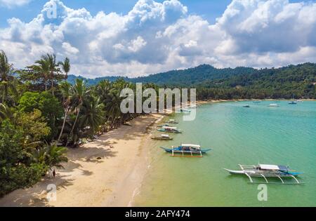 Luftaufnahme von Port Barton Strand auf Paradise Island, tropisches Reiseziel-Port Barton, San Vicente, Palawan, Philippinen. Stockfoto