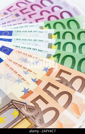 Verschiedene Euro-banknoten schwärmten aus, auf weißem Hintergrund, aus der Nähe. Geld, Versicherung, Reichtum Konzept. Stockfoto