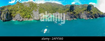 Luftaufnahme von Ubugon Cove auf Paradise Cadlao Insel mit scharfen Kalkfelsen, tropisches Reiseziel-El Nido, Palawan, Philippinen. Stockfoto