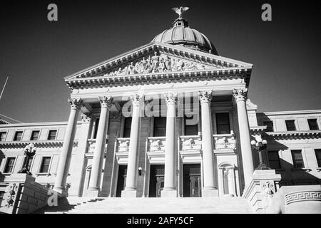 Jackson, Mississippi, USA - 1996: Archivierung Schwarz-Weiß-Ansicht des Mississippi State Capitol Building Eingang in der Innenstadt von Jackson. Stockfoto