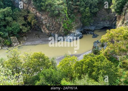 Schlucht Gole dell'Alcantara am Fluss Alcantara, Sizilien, Italien, Europa | Gole dell'Alcantara Schluchten auf dem Fluss Alcantara, Sizilien, Italien, Stockfoto