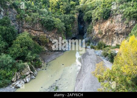 Schlucht Gole dell'Alcantara am Fluss Alcantara, Sizilien, Italien, Europa | Gole dell'Alcantara Schluchten auf dem Fluss Alcantara, Sizilien, Italien, Stockfoto