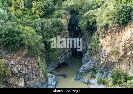 Schlucht Gole dell'Alcantara am Fluss Alcantara, Sizilien, Italien, Europa | Gole dell'Alcantara Schluchten auf dem Fluss Alcantara, Sizilien, Italien, Stockfoto