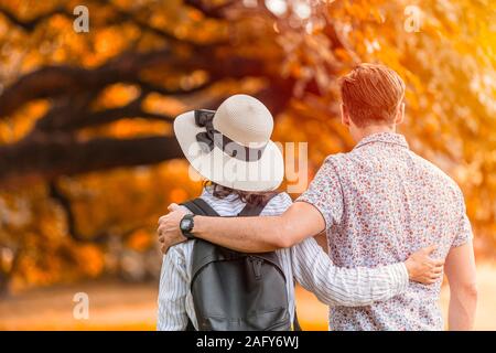 Paar geliebten Menschen haben ein gutes Gedächtnis für Spaziergänge im Park in autume Jahreszeit entspannen zurück. Stockfoto