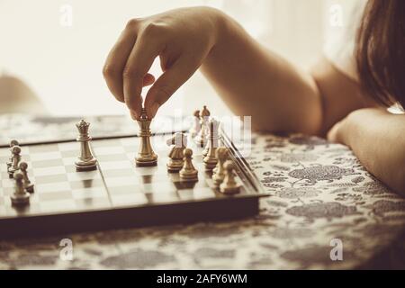 Hand spielt Schach Brettspiel vintage Farbton. Stockfoto