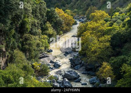 Schlucht Gole dell'Alcantara am Fluss Alcantara, Sizilien, Italien, Europa | Gole dell'Alcantara Schluchten auf dem Fluss Alcantara, Sizilien, Italien, Stockfoto