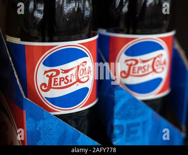 Klassische Pepsi Cola Logo und das Design der Verpackung. Stockfoto